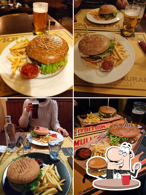 Prenditi un hamburger a Mulligans Irish Pub