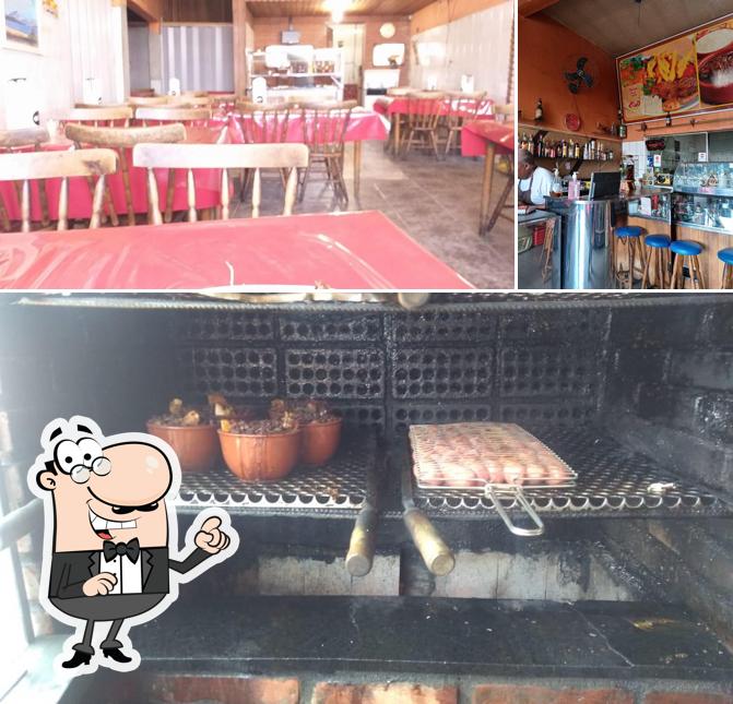 A interior e balcão de bar do restaurante