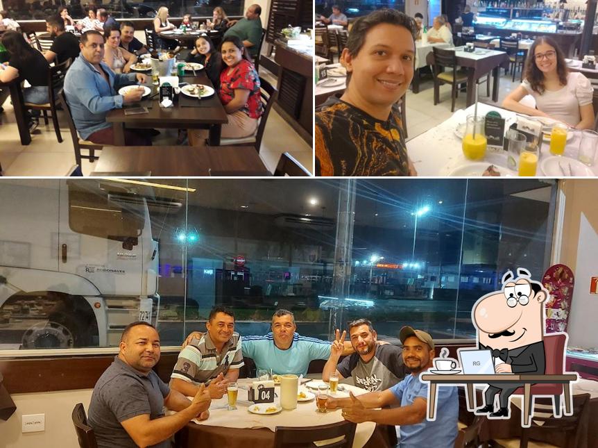 Sente em uma das mesas no Nelore Grill Churrascaria Ribeirão Preto