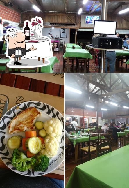 Столики и еда в Pizzaria do Onofre