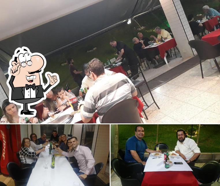 Sente em uma das mesas no Pizzaria Bruno´s Pizza