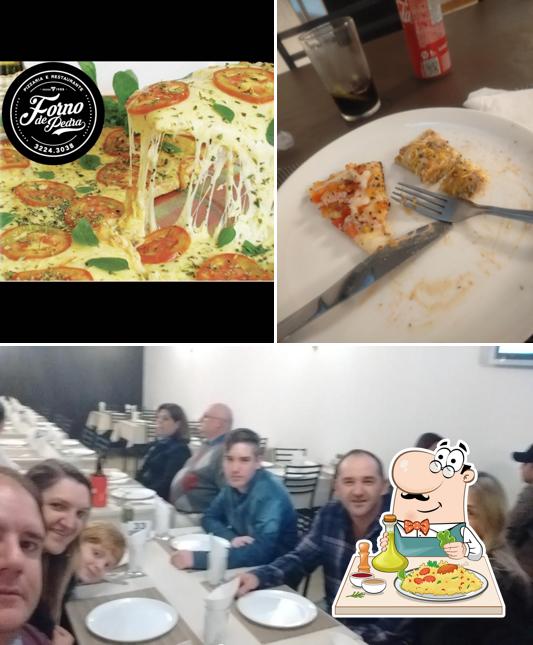 Esta é a imagem apresentando comida e mesa de jantar a Pizzaria Forno de Pedra