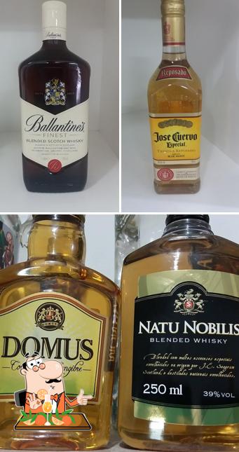 Consiga uma bebida alcoólico do menu