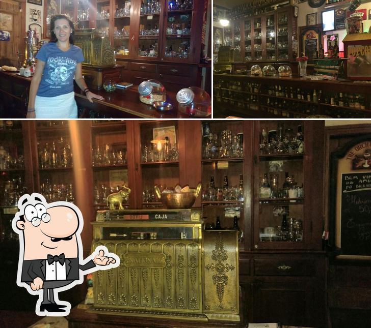 Sente em uma das mesas no Bier Keller