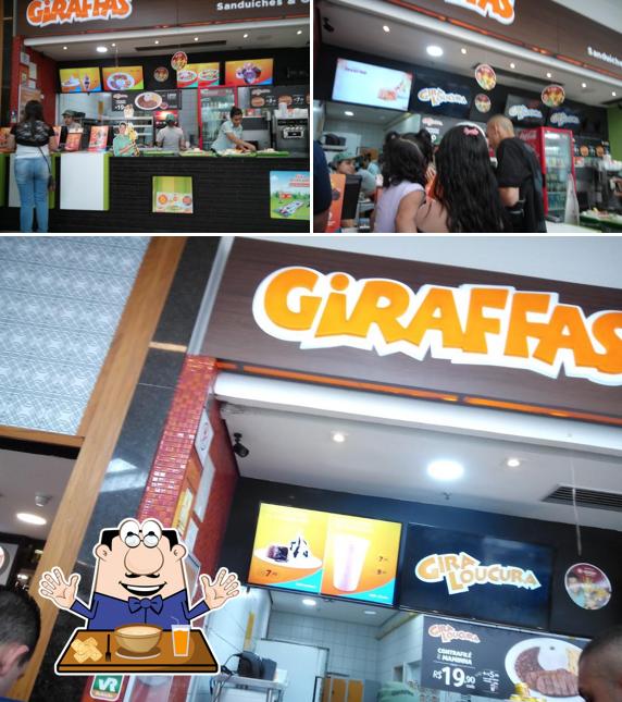 A foto da comida e interior no Giraffas