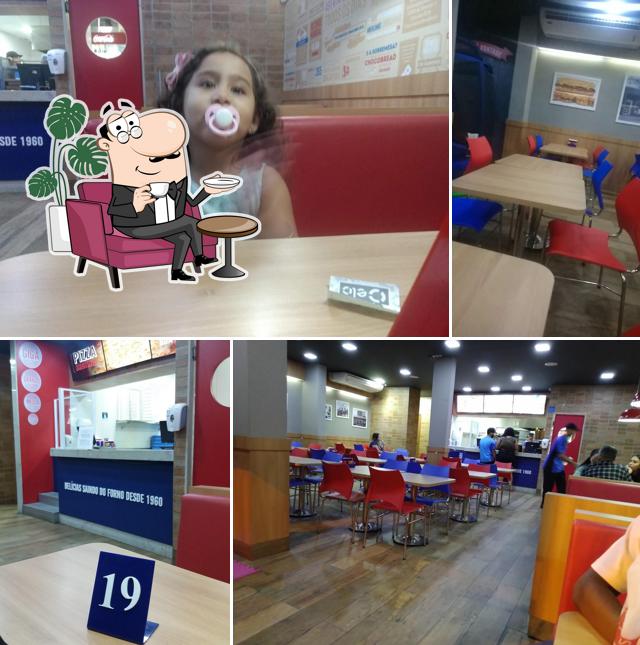 O interior do Domino's Pizza