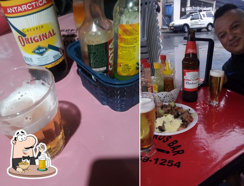 Desfute uma tulipa de cerveja leve ou escura