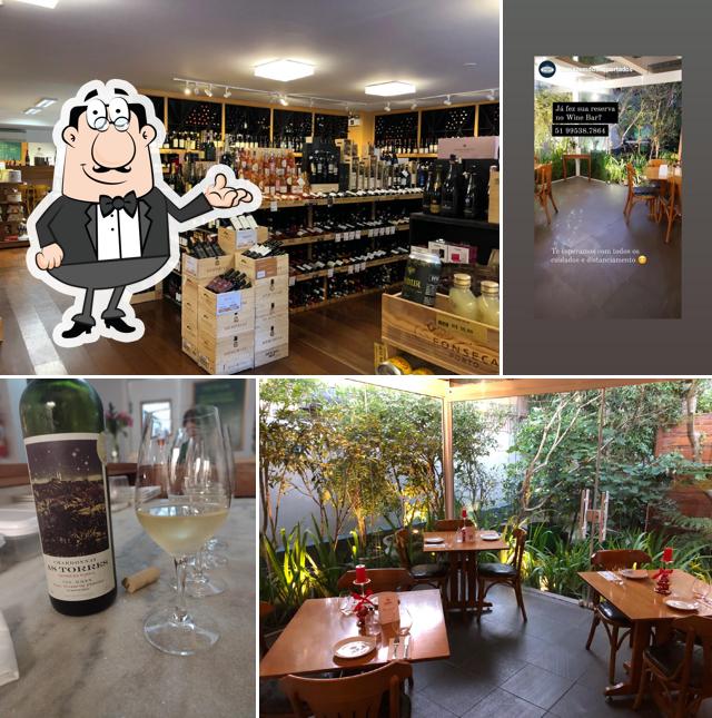 Sente em uma das mesas no Wine Bar Armazém dos Importados