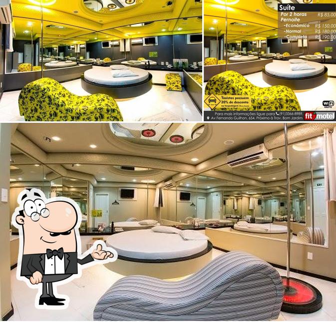 Sente em uma das mesas no Fit Motel