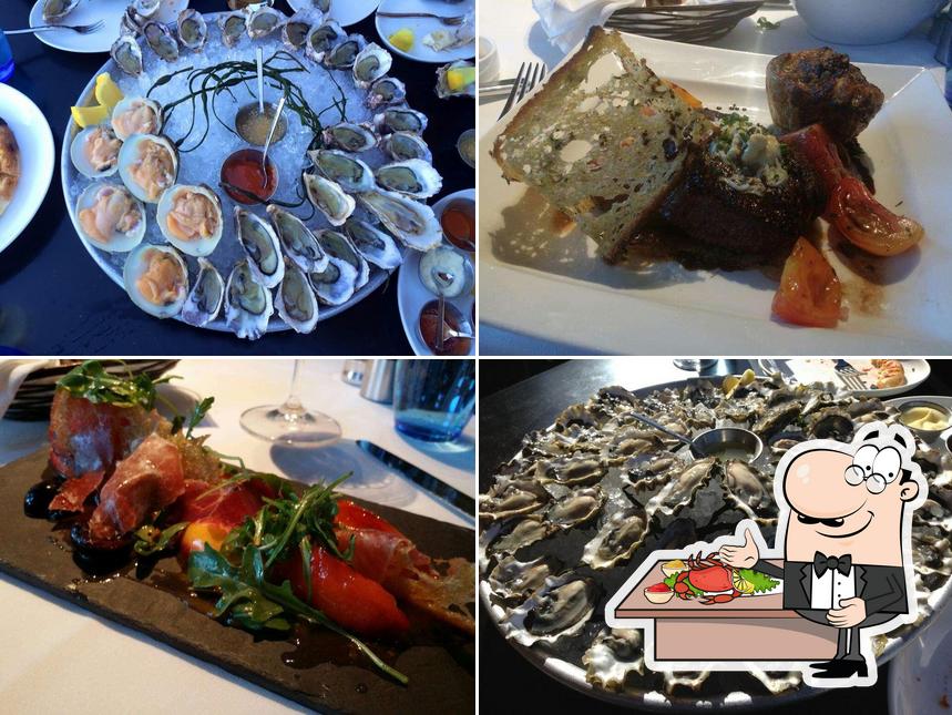 Отведайте блюда с морепродуктами в "Waterbar Restaurant"