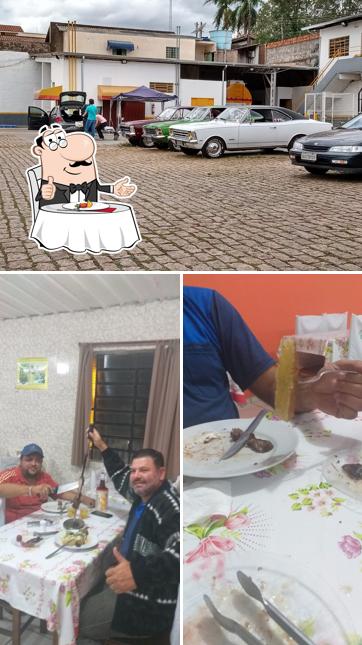 A ilustração a Churrascaria Gaucha’s mesa de jantar e exterior