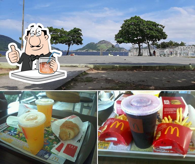 Confira a foto apresentando bebida e exterior no McDonald's