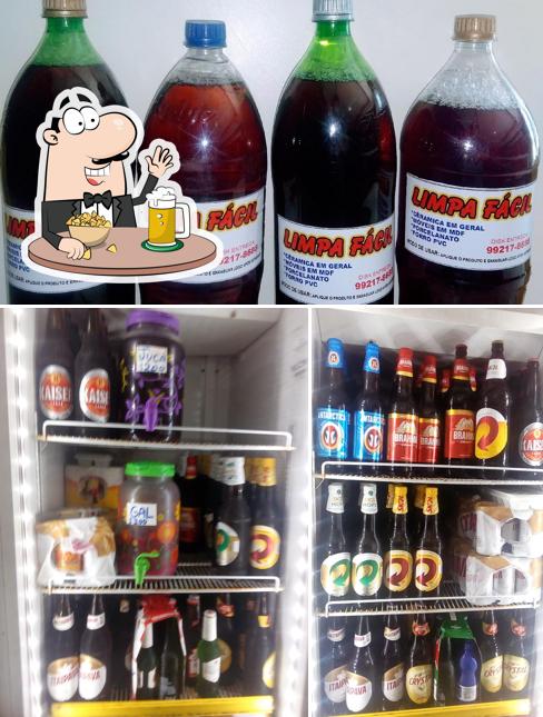 Desfute um copo de cerveja leve ou escura