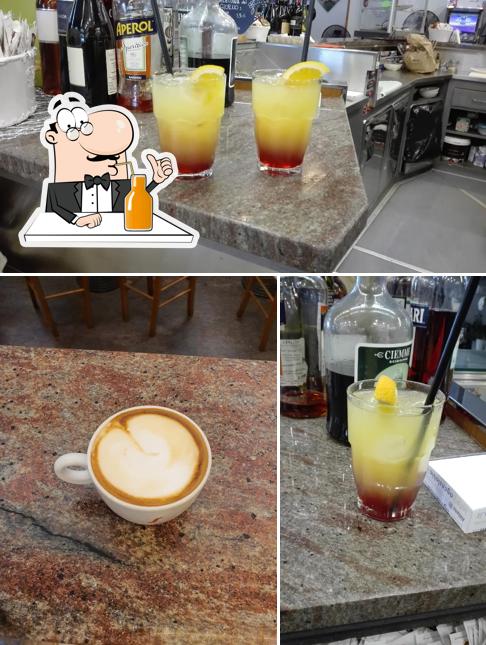 Goditi un drink a Bar Caffè Retrò