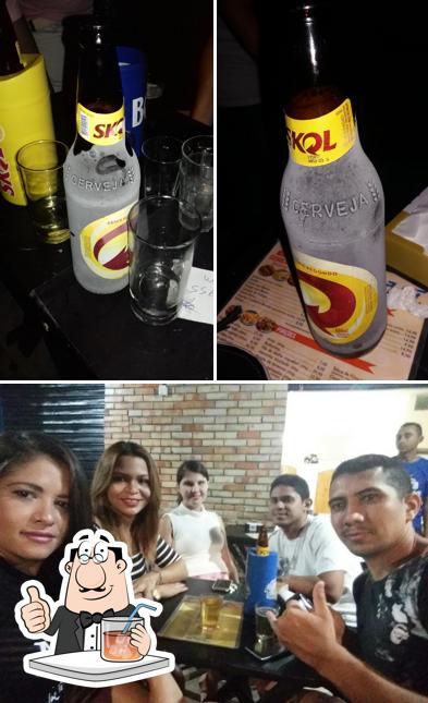 Entre diferentes coisas, bebida e mesa de jantar podem ser encontrados a Bar do Cebolinha