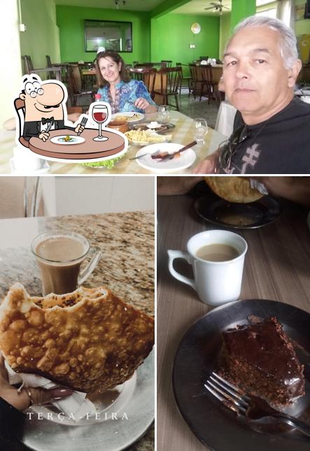 Confira a foto apresentando comida e interior no Dona Lourdes Pastelaria e Restaurante