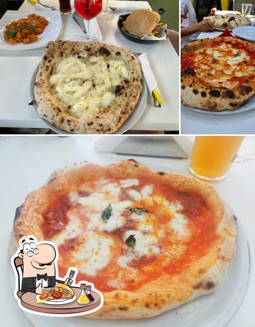 Prenditi una pizza a Freskezz Neapolitan Food , Drink , ice-cream & slush