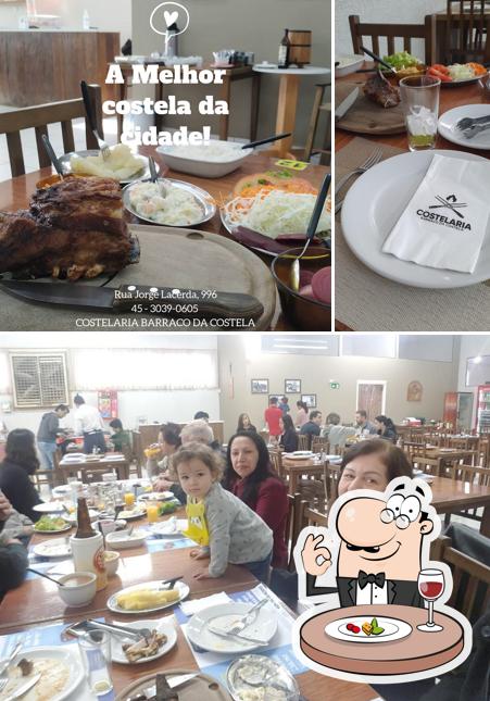 Entre diversos coisas, comida e mesa de jantar podem ser encontrados a Barraco da Costela