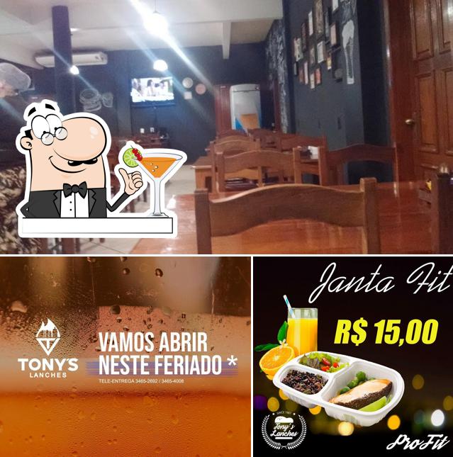 Entre diversos coisas, bebida e interior podem ser encontrados no Tony's Lanches