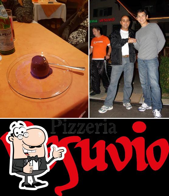 See this picture of Pizzeria Vesuvio