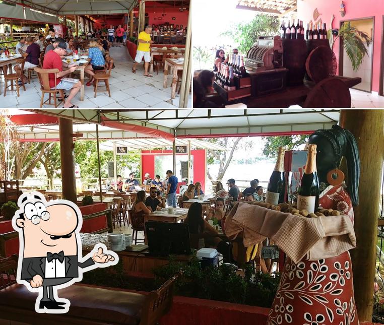 Sente em uma das mesas no Restaurante Carranca Gulosa