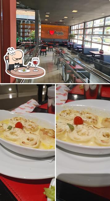 A imagem do Biggs Pizzas e Massas - Pará esquina com a Paranaguá’s comida e interior