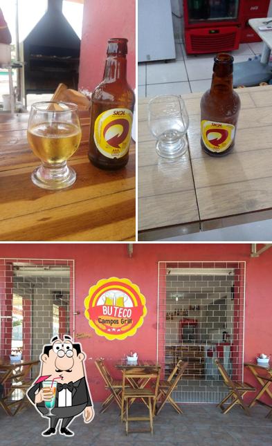 A foto da bebida e interior no Buteco Campos Grill
