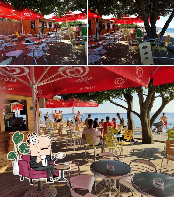 Siediti a un tavolo di Peroj Beach bar