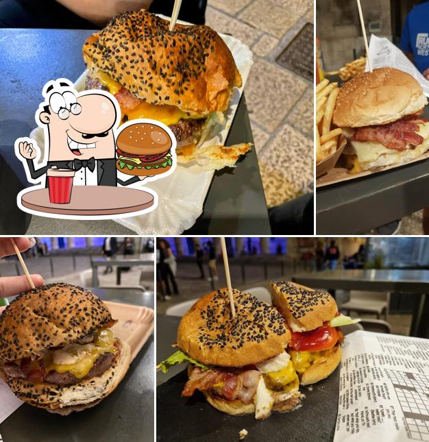 Ordina un hamburger a FoodLab Pizza & Burger