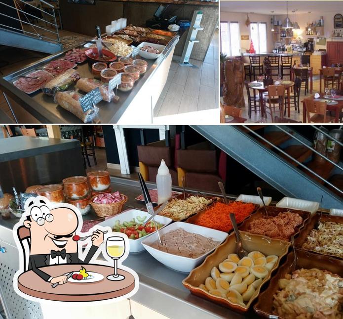 Взгляните на этот снимок, где видны еда и столики в Le Lywen