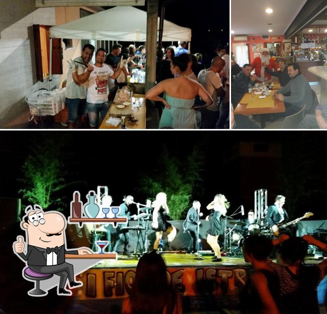 La immagine della interni e tavolo da pranzo di Majer - snack bar