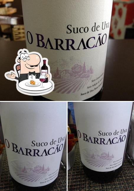 É agradável tomar uma taça de vinho no O Barracão