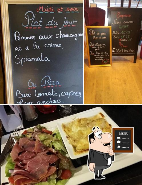 Посмотрите на этот снимок, где видны доска для меню и еда в Restaurant Compiegne - Soprano