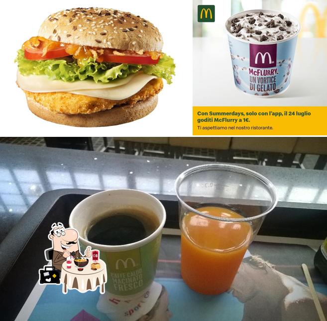 Dai un’occhiata alla immagine che presenta la cibo e bevanda di McDonald's