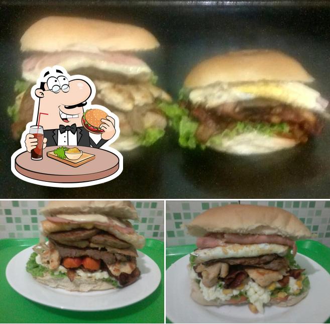 Experimente um dos hambúrgueres disponíveis no Hot Burg