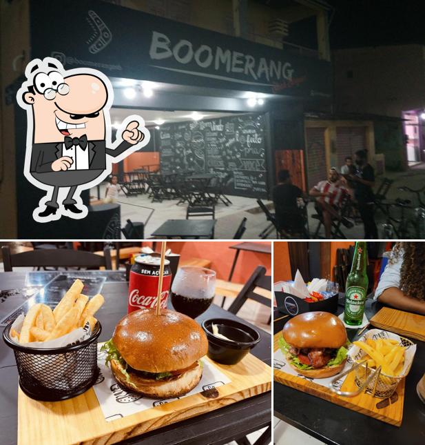 A foto da interior e comida no Boomerang Steak Burger