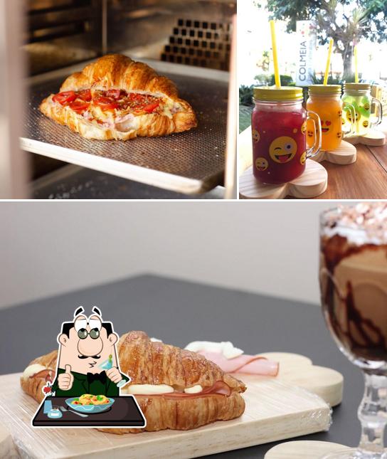 A foto do Café e Croissant’s comida e bebida