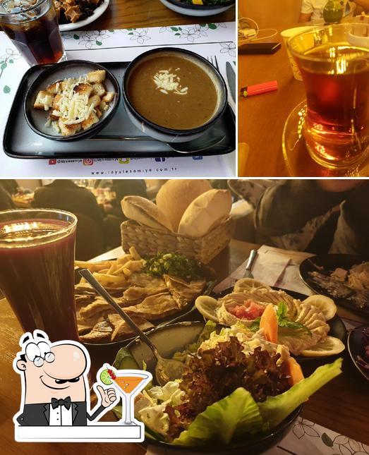 The picture of Layale Şamiye’s drink and food