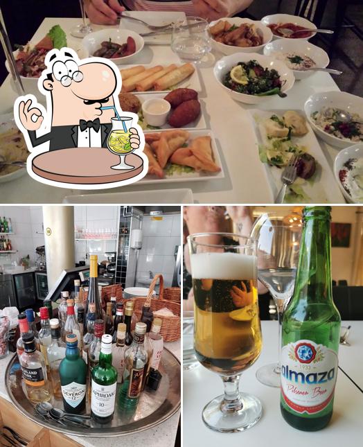 Взгляните на эту фотографию, где видны напитки и еда в Meza Örebro