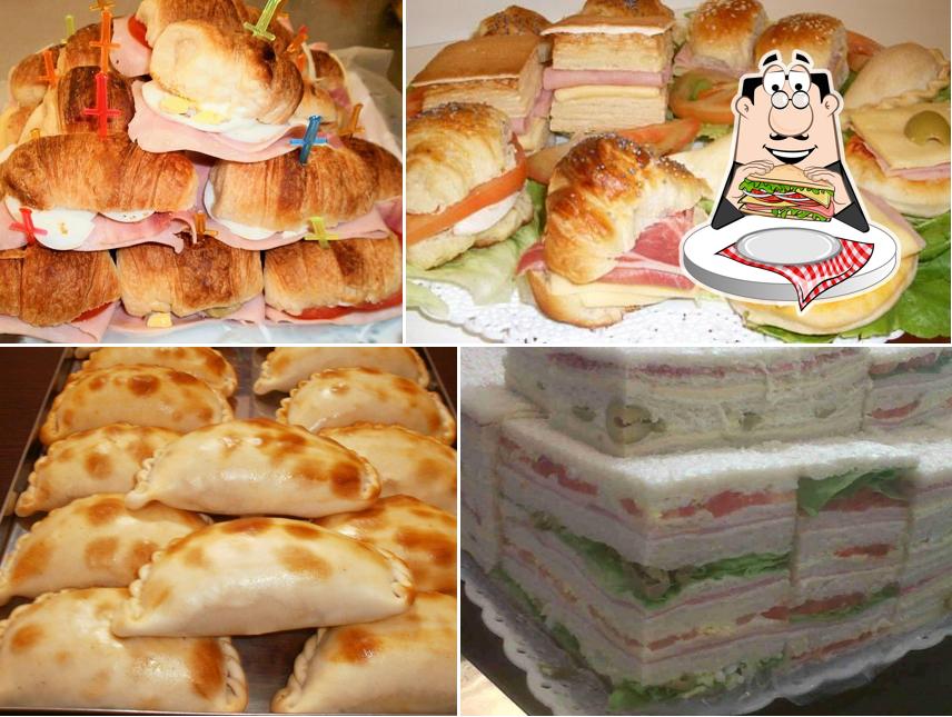 Клубные сэндвичи в "SANDWICHERÍA EL TANO"