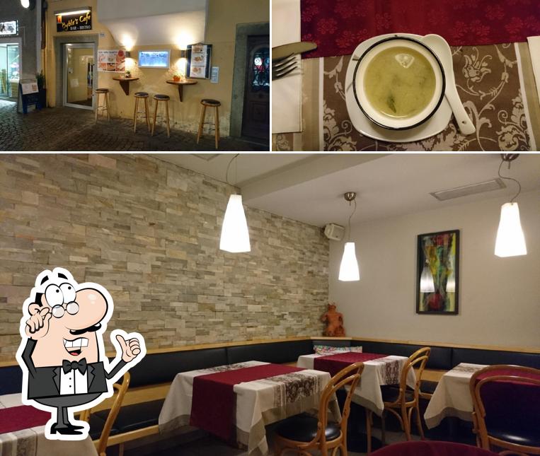 La foto della interni e cibo di Byblo's Café
