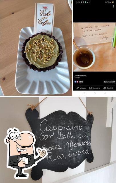 Guarda questa foto di Cake and Coffee