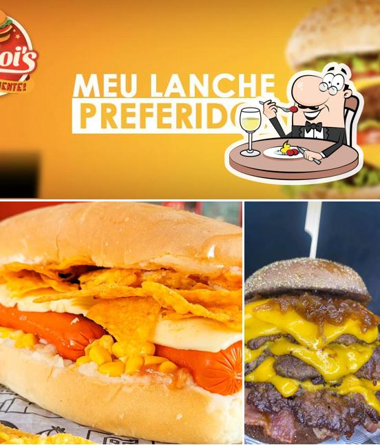 Esta é a imagem mostrando comida e exterior no Godoi's Lanches