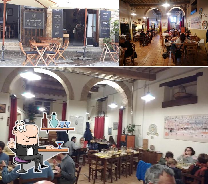 Siediti a un tavolo di Ristorante alla Via di Mezzo da Giorgione