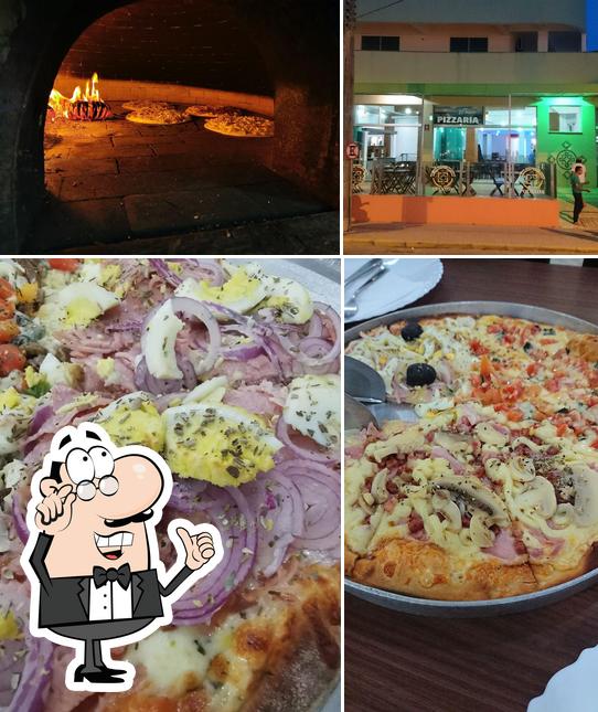 Esta é a imagem ilustrando interior e comida a El Murr Pizzaria