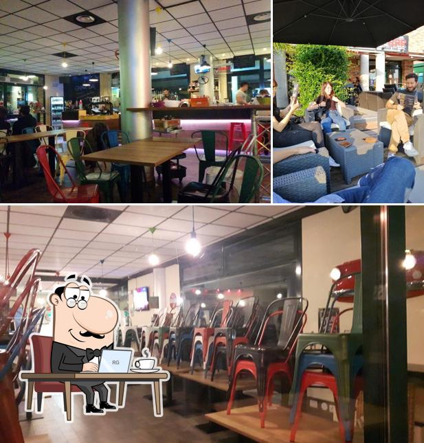 Siediti a un tavolo di Garage Bar