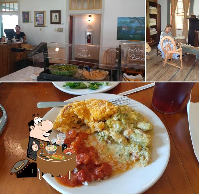 Mira las imágenes donde puedes ver comida y interior en Vermilionville Restaurant La Cuisine de Maman