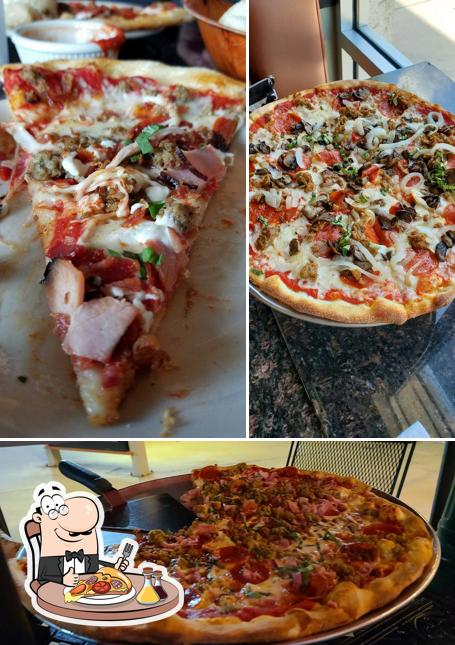 Отведайте пиццу в "Tony Sacco's Coal Oven Pizza - Estero, FL"
