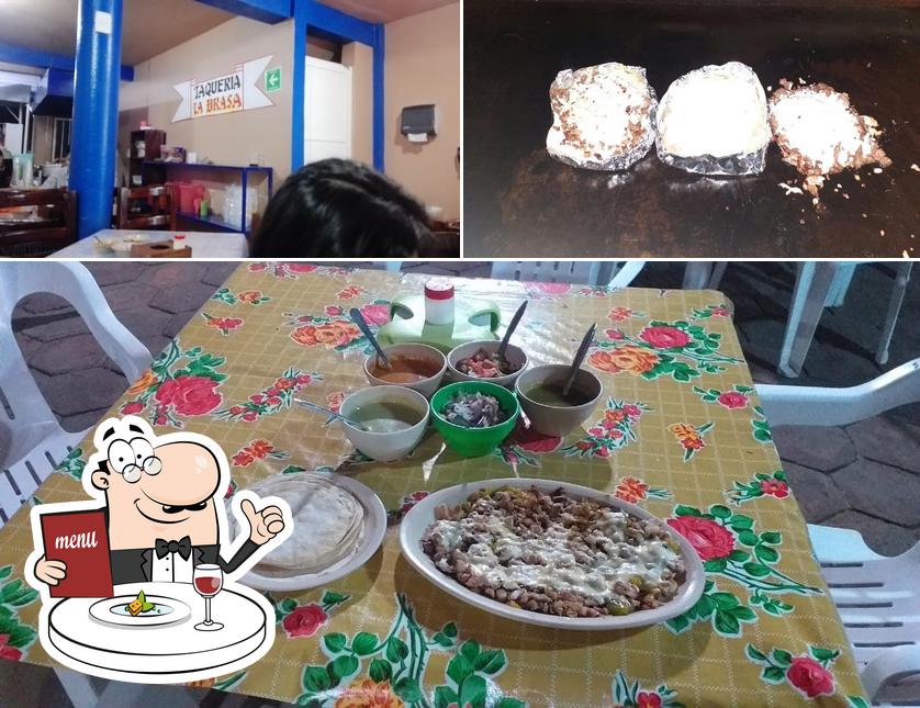 Mira las fotografías que muestran comida y exterior en Taquería La Brasa