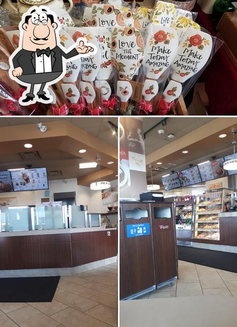 L’image de la intérieur et nourriture concernant Tim Hortons